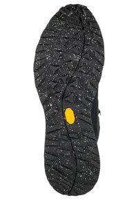 Soletta in gomma nera con un modello di battistrada aggressivo, caratterizzato da gommini triangolari e logo Vibram giallo. Testurizzata con macchie bianche per una migliore aderenza.