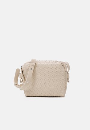FRANKIE BRAIDED - Taška s příčným popruhem - beige