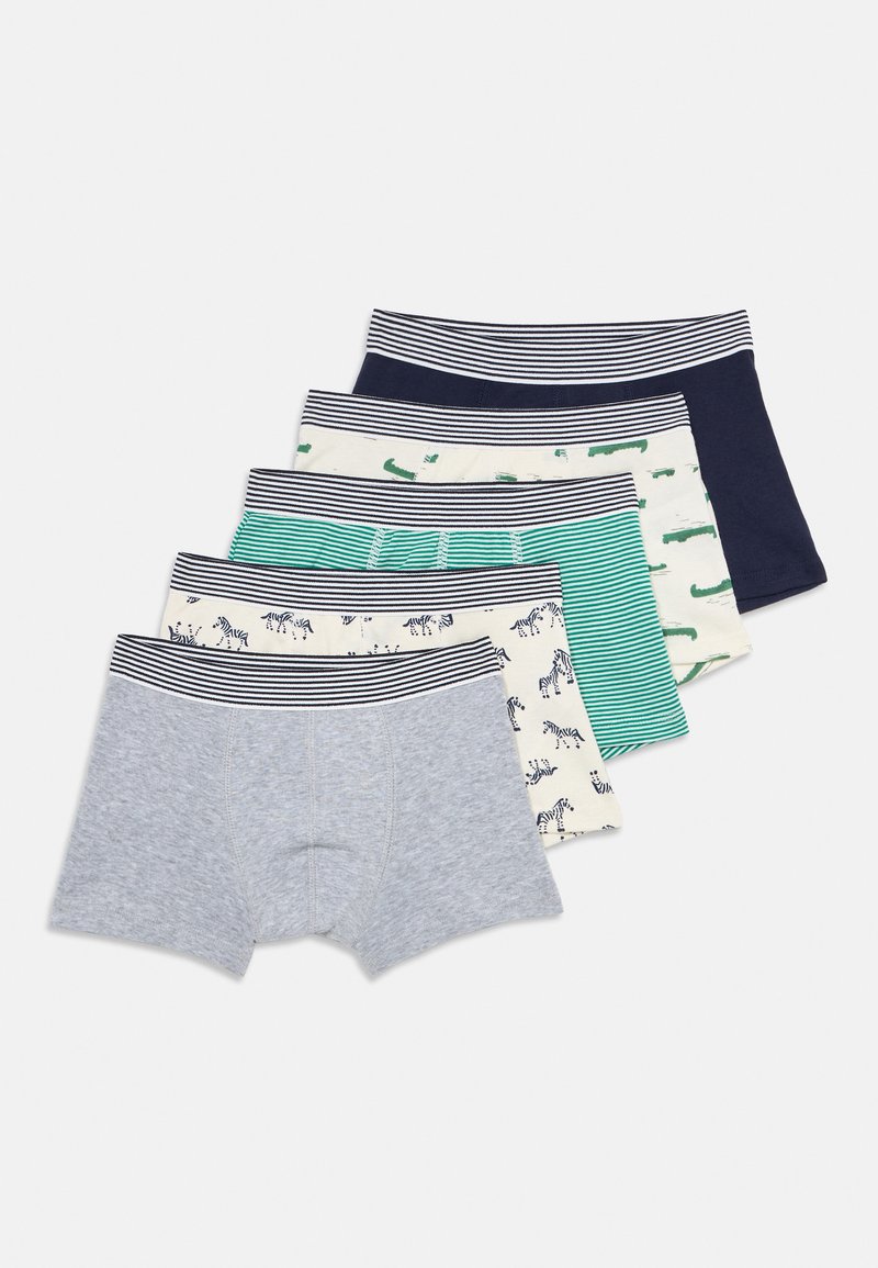 Vijf paar jongensboxershorts in grijs, zebra print, groene strepen, groene krokodil print en marineblauw, elk met een zwart-wit gestreepte tailleband.