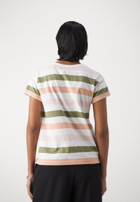 Barbour LYNDALE - Trükipildiga T-särk - soft apricot