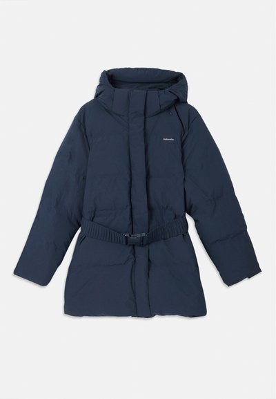 Manteau rembourré bleu marine avec capuche, ceinture à la taille et fermeture éclair. Présente un logo sur la poitrine et un tissu lisse et texturé.