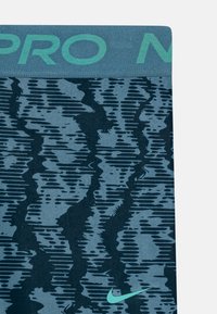 Nike Performance NIKE PRO DF SHORT  - Tamprės - armory navy/aegean storm/green frost
