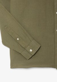 Olijfgroene langemouwen shirt van een tekstiel met structuur, knoopsluiting aan de voorkant en manchetdetails met een knoop en een gevouwen mouwontwerp.