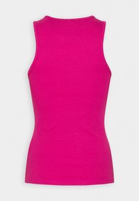 Getailleerde, mouwloze tanktop van felroze ribstof. Heeft een hoge halslijn en een zachte textuur zonder patronen of accenten.