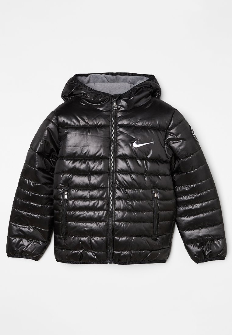 Doudoune noire avec capuche, texture brillante, fermeture éclair à l'avant, deux poches latérales et un logo Nike blanc sur la poitrine. Motif matelassé horizontal.