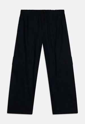 Pantaloni cargo neri con vita elastica, dotati di tasche laterali e caratterizzati da un piccolo logo ricamato sulla tasca sinistra.