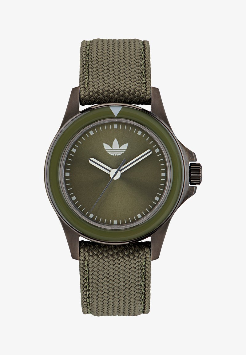 Olivovozelené hodinky s kovovým puzdrom, textúrovaným remienkom, minimalistickým ciferníkom, striebornými indexmi a trojručičkovým chronizmom.