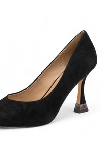Scarpa con tacco alto in suede nero, con punta arrotondata e tacco geometrico lucido con accenti rossi. Fodera interna liscia, forma elegante.