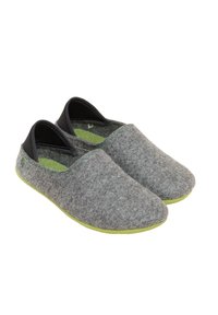Graue Filzhausschuhe mit schwarzen Akzenten, grünen Einlegesohlen und einer abgerundeten Zehenform; weiches Material und rutschfester Design für einfaches Anziehen.