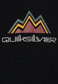 Felpa nera con cappuccio con un design di montagna in verde, giallo e bordeaux. Il nome del marchio "Quiksilver" è ricamato in bianco sotto il graphic.