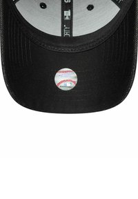 Cappellino da baseball nero con visiera curva, dotato di un adesivo circolare con un design di baseball sulla parte sottostante della visiera.