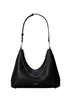 Μαύρη δερμάτινη τσάντα χειρός με ασημένια αλυσίδα και ρυθμιζόμενο ιμάντα ώμου, με το λογότυπο Calvin Klein στο μπροστινό μέρος.