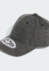 Šedá pruhovaná baseballová čiapka s plochým okrajom, na prednej strane s bielou vyšívanou logov a čiernymi prieduchmi.