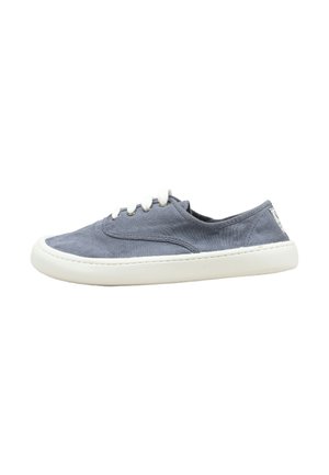 Lage casual slip-on sneaker van vervaagd blauw canvas met witte veters en dikke witte rubberen zool, gezien vanaf de zijkant.