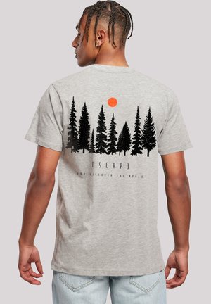 Graues Baumwoll-T-Shirt mit einem schwarzen Waldgrafik, einer orangefarbenen Sonne und dem Text "FLIEHE UND ENTDECKE DIE WELT" darunter.