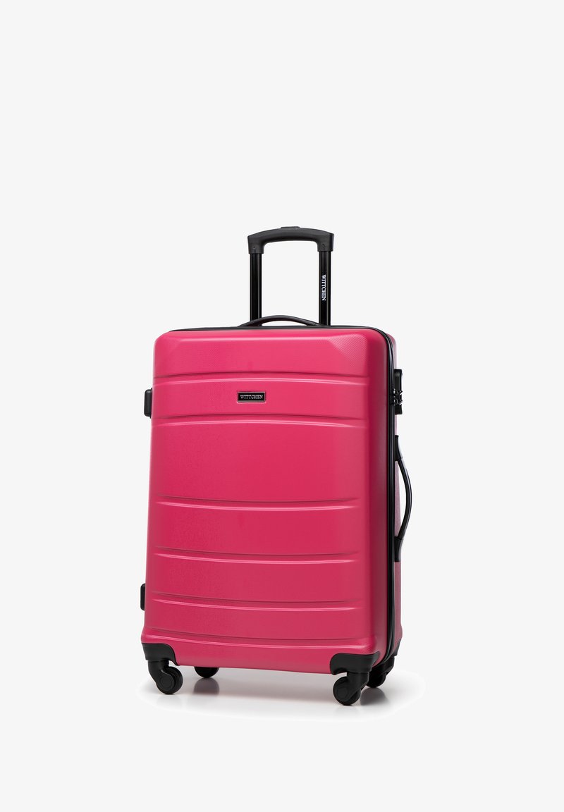 Roze harde koffer met een gestructureerd oppervlak, meerdere horizontale groeven, een uitschuifbare zwarte handgreep en vier zwarte wielen voor mobiliteit.