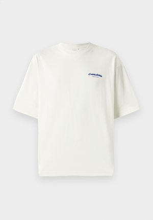 Witte katoenen t-shirt met een ronde hals, korte mouwen en een blauw grafisch logo aan de linkerkant. Zachte textuur, relaxte pasvorm.