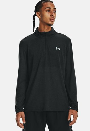 Maglione nero a maniche lunghe con colletto a metà zip, tessuto traspirante, motivo testurizzato e logo grigio Under Armour sul petto.