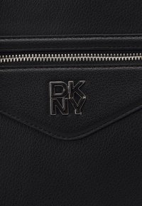 DKNY POINT TOTE - Borsa a mano - black/silver