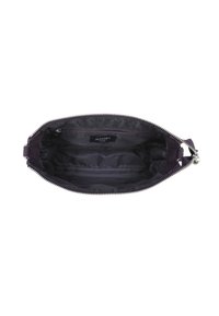 Borsa a tracolla in tessuto viola con una texture liscia, chiusura con zip e fodera grigia. L'interno presenta un logo discreto e ampio spazio di archiviazione.