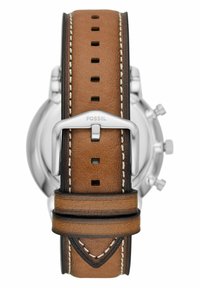 Bruine leren horlogeband met een zilveren metalen gesp. Heeft contrasterende witte stiksels en verschillende verstelgaten. Glad textuur en duurzame ontwerp.