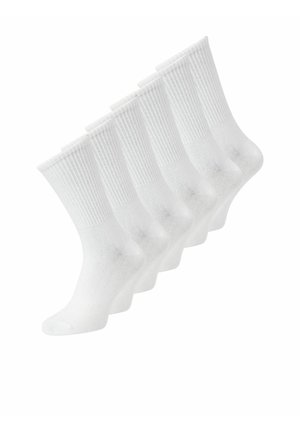 Hat pár sima fehér bokazokni, sorban, elcsúsztatva elhelyezve fehér háttéren.