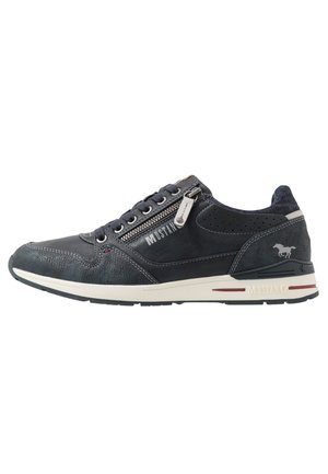 Baskets en cuir bleu foncé avec des accents texturés, semelle blanche, fermeture éclair sur le côté, perforations et logo "Mustang" sur le côté et le talon.