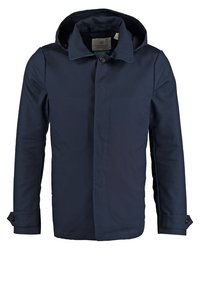 Giacca esterna blu navy con cappuccio, dotata di chiusura frontale con bottoni, due tasche laterali e cinturini ai polsi regolabili. Realizzata in tessuto resistente.