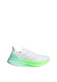 Weißer Sportschuh mit einem strukturierten Obermaterial aus Stoff, grüner Farbverlaufsohle und drei weißen Streifen an der Seite, ausgestattet mit einem gepolsterten Design.