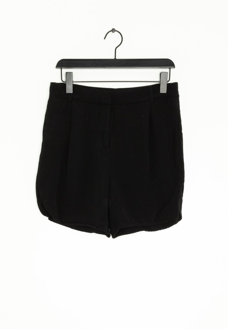 Svarta shorts i en slät tygkvalitet, med skräddarsydd passform, framfickor och fåll som böjer sig uppåt på sidorna. Hänger från en krok.