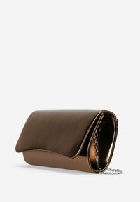 Clutch metálico marrón con un acabado suave similar al cuero, tapa plegable y cadena plateada. Presenta líneas elegantes y un diseño minimalista.
