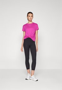 DKNY MINI STUD LOGO KNOT FRONT TEE - Marškinėliai su spaudiniu - orchid glow