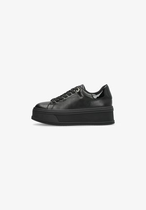 Sneakers en cuir noir avec une épaisse semelle plateforme noire, bout rond et fermeture à lacets. Comprend des œillets métalliques et une texture de dessus lisse.