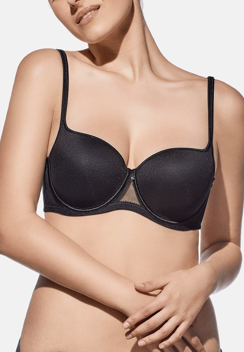 Sujetador negro con aros y tela suave y brillante. Cuenta con tirantes ajustables y un panel de malla en el centro. Diseño clásico para soporte.