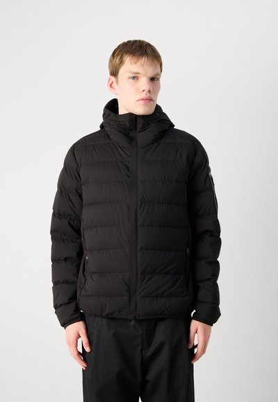 Doudoune noire avec fermeture éclair à l'avant, capuche et couture horizontale. Présente des poches latérales et des poignets élastiques pour la chaleur et le confort.