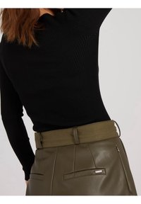 Guess Stickad tröja - black