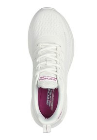 Scarpa sportiva bianca con tomaia in rete, superficie texturizzata e accenti rosa sulla soletta e sul branding. Dotata di lacci tradizionali e colletto imbottito.