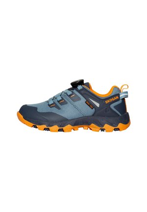 Zapato de senderismo azul oscuro y naranja con suela resistente, lengüeta para tirar y cierre ajustable con dial, con la marca "SKOGAN" en el talón y el lateral.