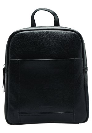 Sac à dos carré en cuir noir avec poche avant, poignée supérieure et fermeture éclair latérale, montrant le détail de surface texturée.