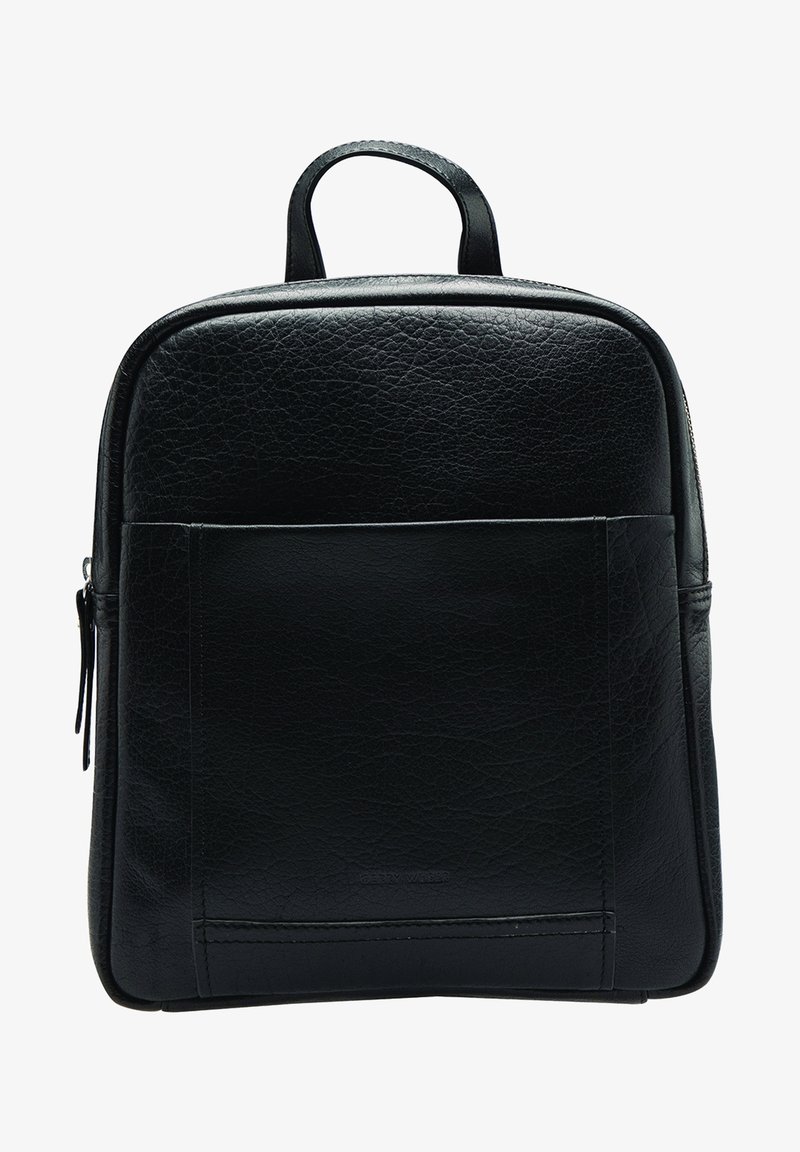 Sac à dos carré en cuir noir avec poche avant, poignée supérieure et fermeture éclair latérale, montrant le détail de surface texturée.