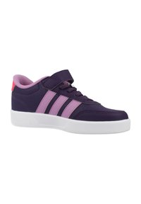 Chaussures de sport violettes et roses avec une bride en velcro, présentant trois bandes roses, une semelle blanche et un matériau texturé sur la tige.