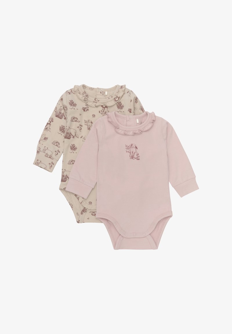Zwei Babybodysuits: einer beige mit einem Druck von Waldbewohnern, der andere einheitlich pink mit einer kleinen Hasengrafik, beide mit Rüschen am Kragen.