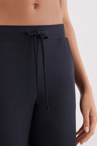 Middengrijze loungebroek met trekkoord, gemaakt van een zachte stof, met een elastische tailleband en een strikdetail aan de voorkant, aansluitend rond de taille en heupen.
