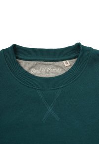 Turkos sweatshirt med ribbad crew-halsringning, med en lager av grått tyg inuti. Dekorativ korsstygnsdetalj vid halsen. Mjuk tygkänsla.