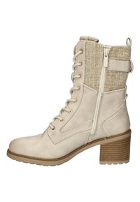 Bottines beige avec un dessus en tissu texturé, un laçage à l'avant, une fermeture éclair sur le côté et un talon empilé avec une semelle striée.