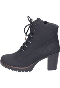 Botín negro hasta el tobillo con un acabado de piel texturizada, diseño con cordones, ojales de plástico plateados y un tacón grueso. Cuenta con una suela estampada y un logotipo en el lateral.