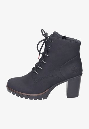 Czarne botki za kostkę o teksturowanej skórzanej powierzchni, z wiązaniem, srebrnymi oczkami i masywnym obcasem. Posiadają wzorzystą podeszwę i logo z boku.