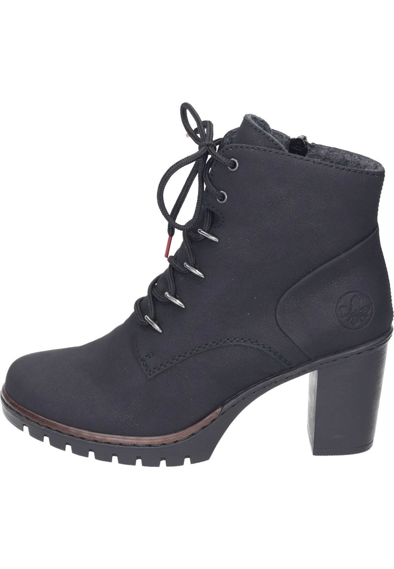 Botín negro hasta el tobillo con un acabado de piel texturizada, diseño con cordones, ojales de plástico plateados y un tacón grueso. Cuenta con una suela estampada y un logotipo en el lateral.