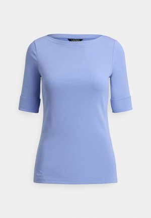 Top bleu deschis cu mâneci scurte, guler barcă și manșete răsucite. Confecționat dintr-un material moale cu textură fină, având un logo subtil la tiv.