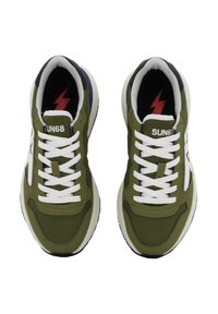 Zapatillas verde oliva con cordones blancos, confeccionadas en un material texturizado, con detalles en negro y un rayo rojo en la lengüeta.